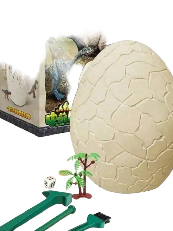 jajko dinozaura z figurkami