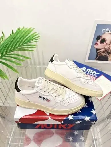 BIAŁE SZNUROWANE BUTY SPORTOWE