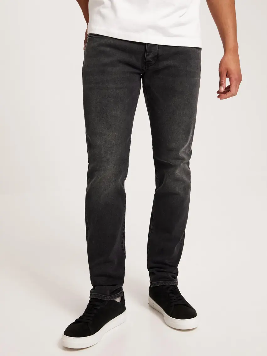 czarne spodnie rurki jeans