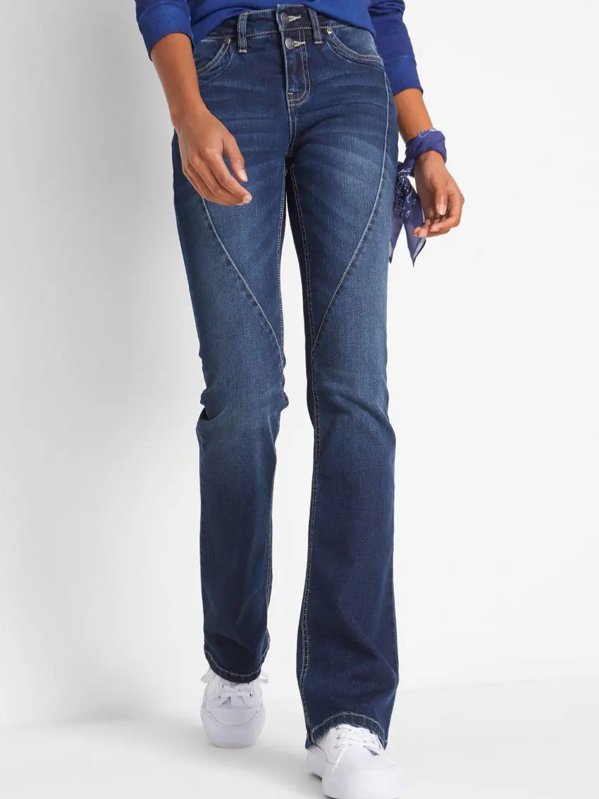 niebieskie spodni jeans