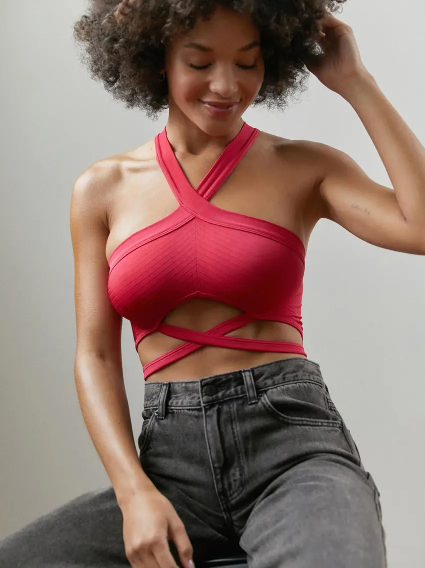 RÓŻOWY DOPASOWANY CROP TOP WYCIĘCIA PASKI