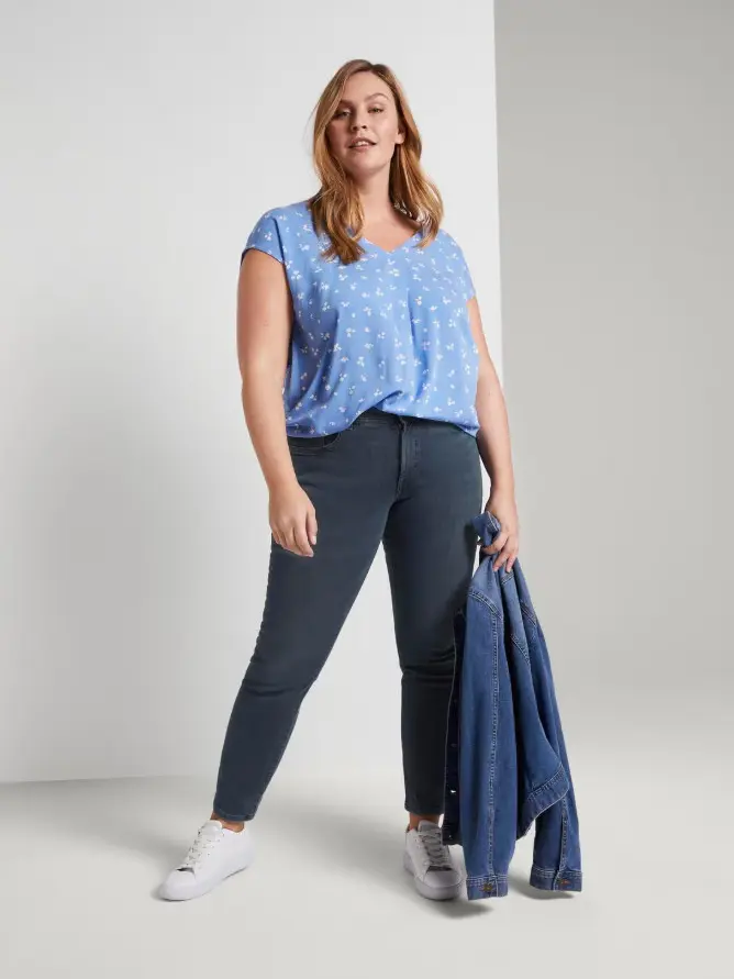 niebieskie spodnie jeans slim