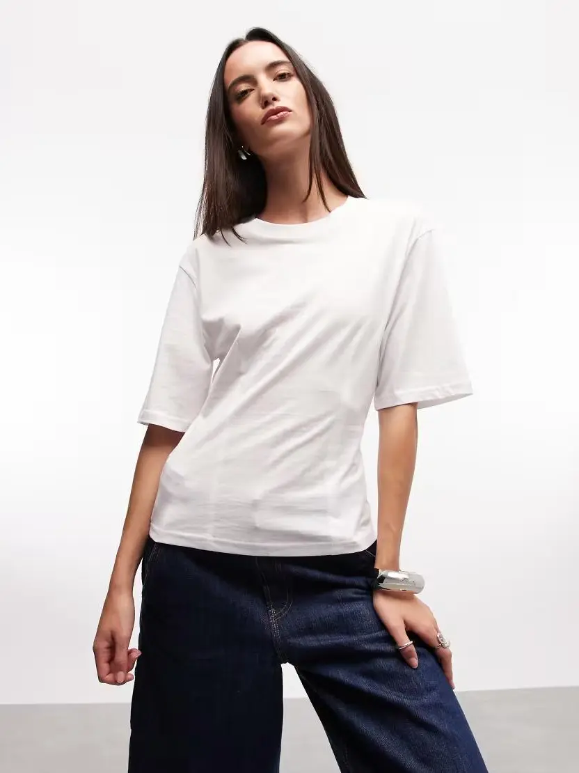 BIAŁY TALIOWANY T-SHIRT OKRĄGŁY DEKOLT