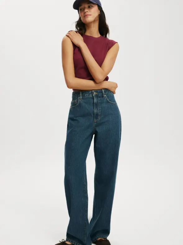 niebieskie spodnie jeans proste nogawki