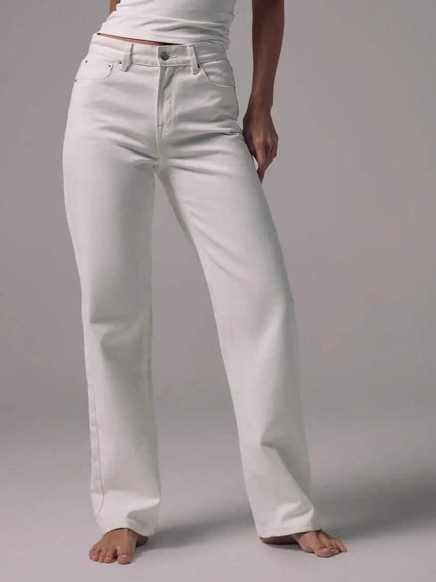BIAŁE SPODNIE JEANS