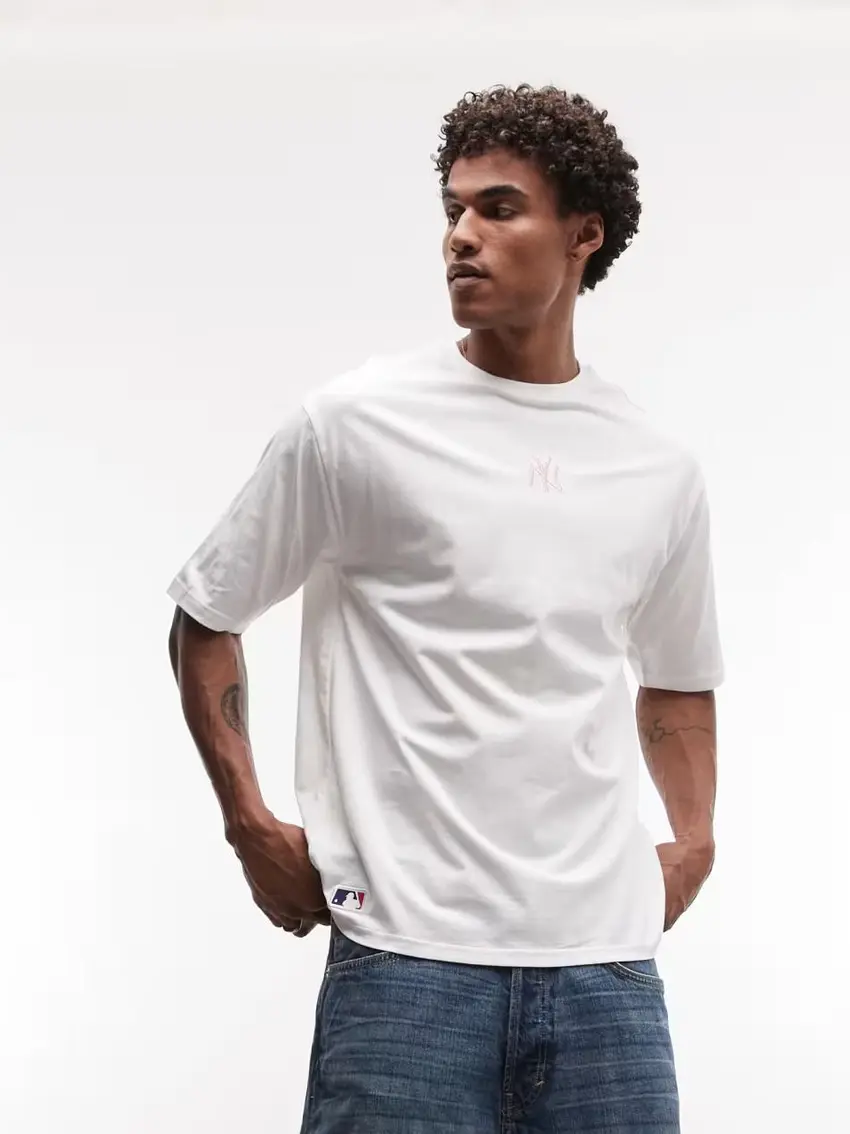 biały t-shirt okrągły dekolt logo