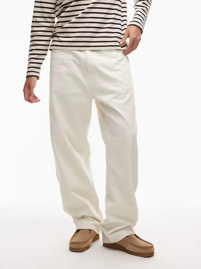 beżowe spodnie jeans
