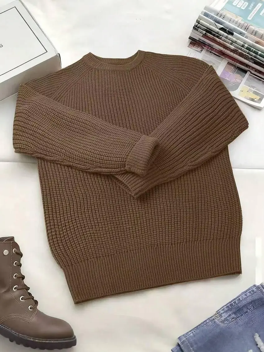 brązowy sweter okrągły dekolt
