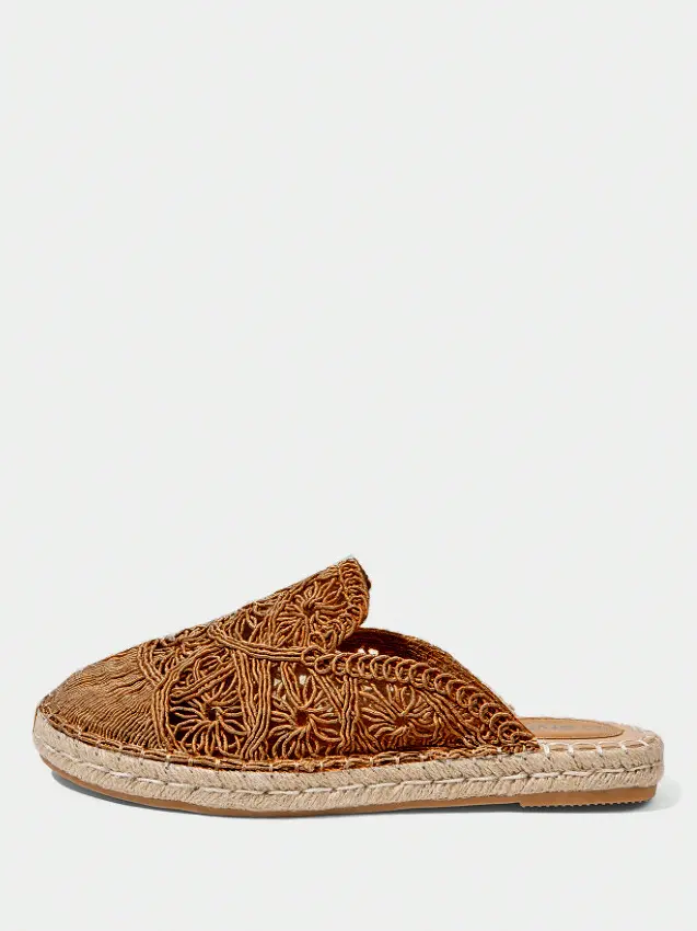 brązowe klapki boho casual