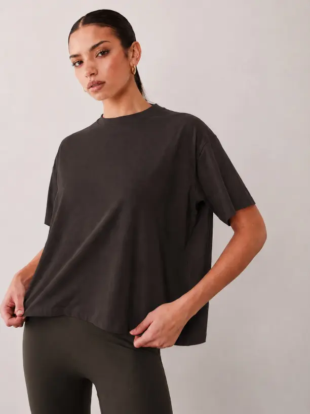 BRĄZOWY LUŹNY T-SHIRT OKRĄGŁY DEKOLT ROZCIĘCIA BASIC