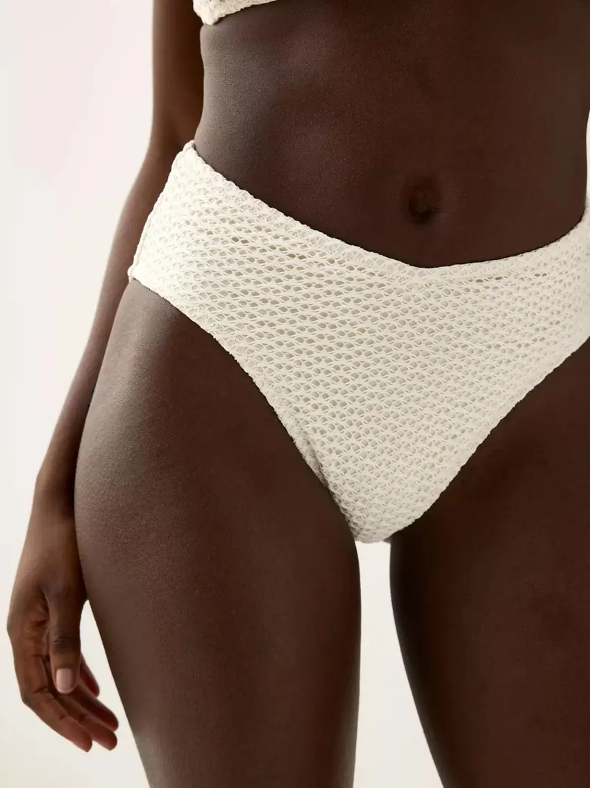 kremowy dół od bikini