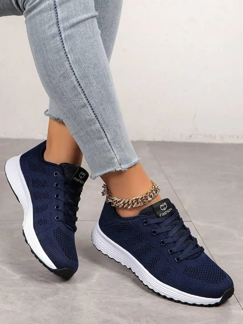 granatowe buty sportowe