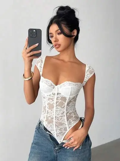 białe body koronka