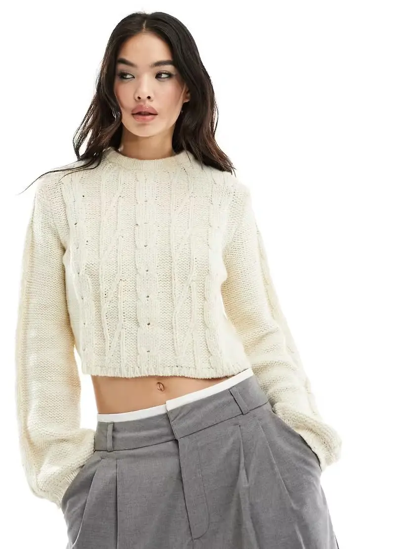 krótki sweter ecru splot