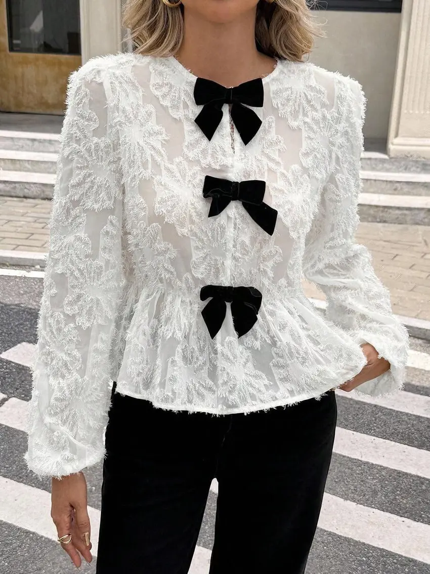 biała bluzka kokardki