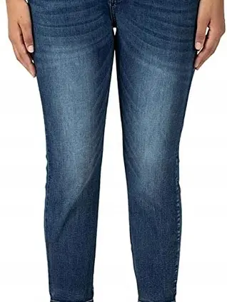 niebieskie spodnie jeans