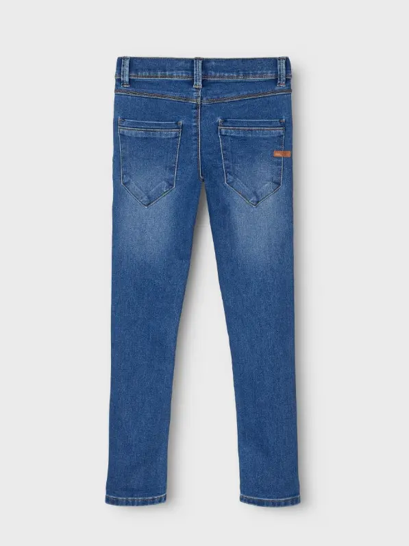 niebieskie spodnie jeans