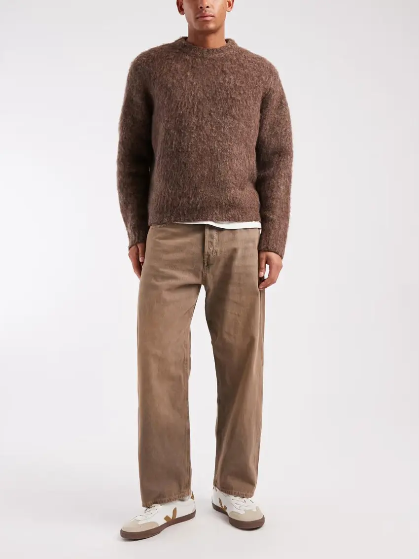 brązowe spodnie jeans