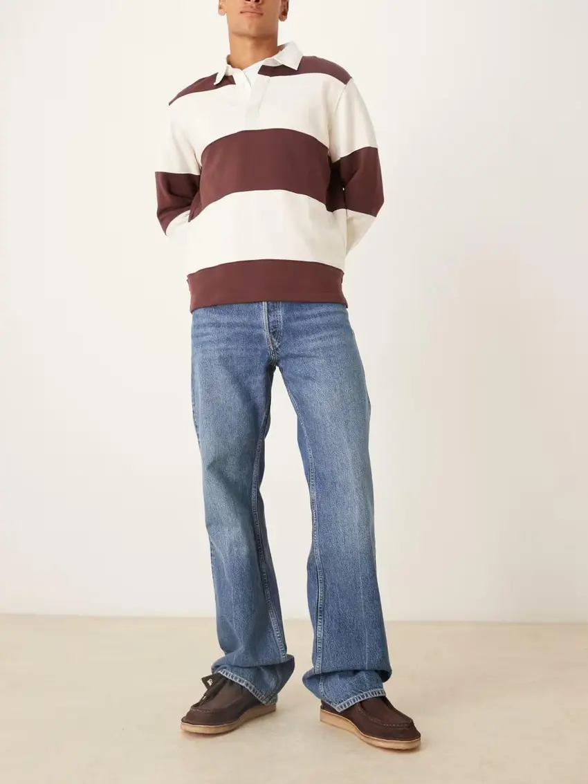 niebieskie spodnie jeans