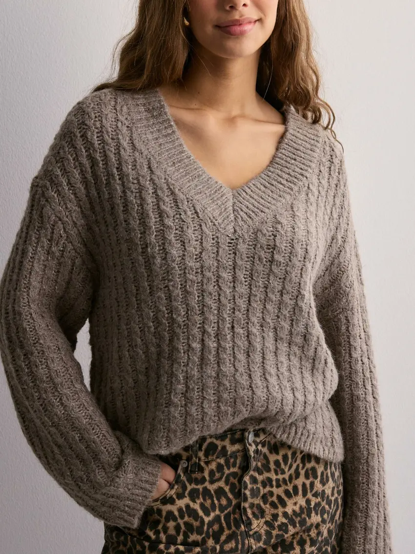 BRĄZOWY SWETER OVERSIZE V NECK