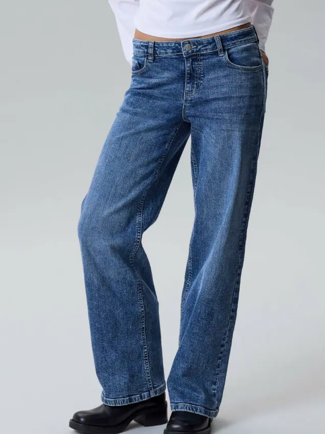 niebieskie proste spodnie jeans
