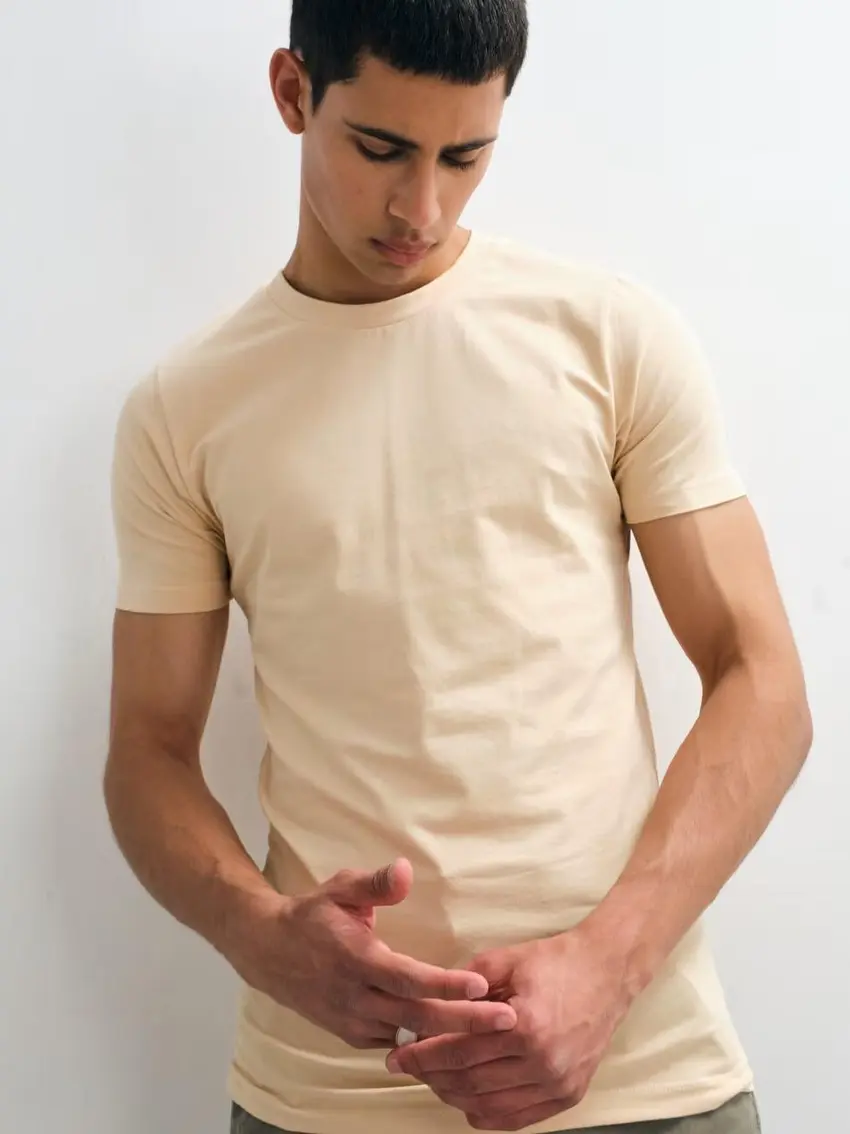 beżowy t-shirt z krótkim rękawem