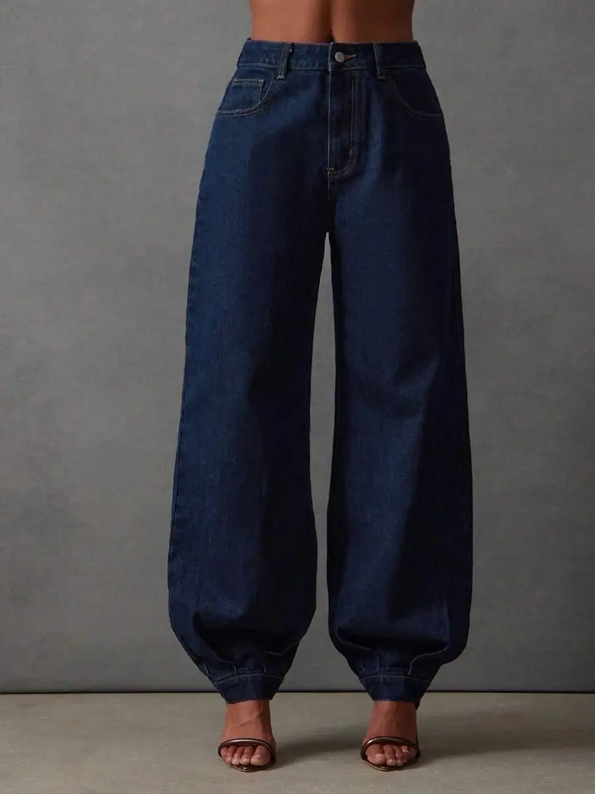 granatowe spodnie jeans