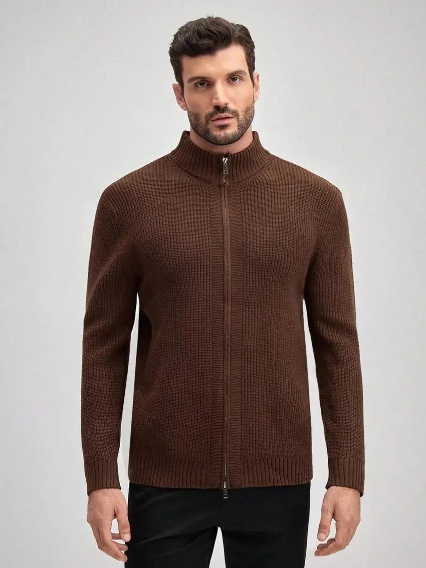 brązowy sweter zamek