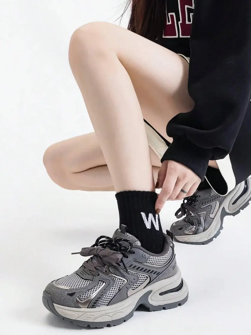 szare buty sportowe