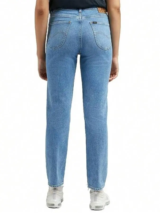 niebieskie spodnie jeans
