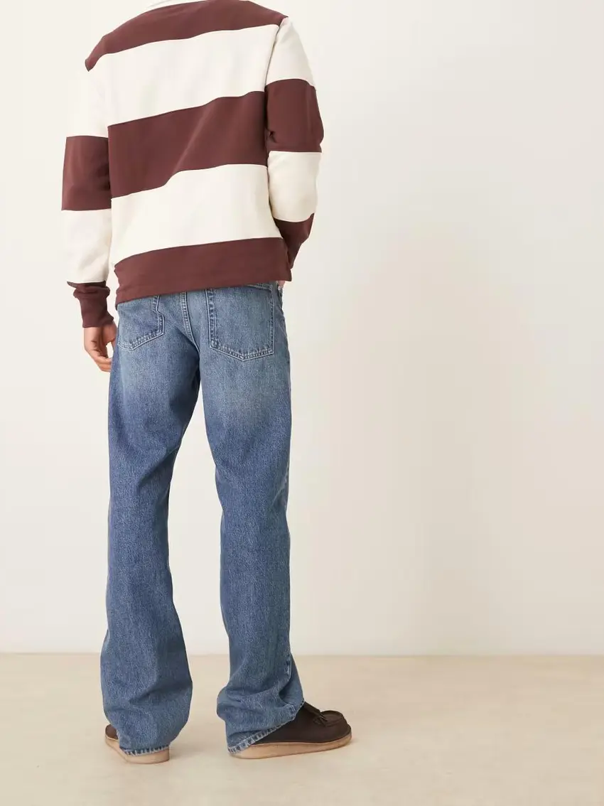 niebieskie spodnie jeans