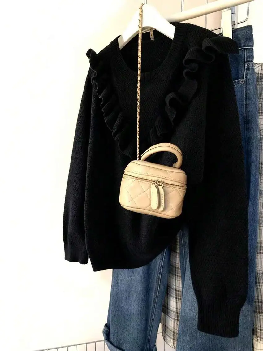 czarny sweter falbana