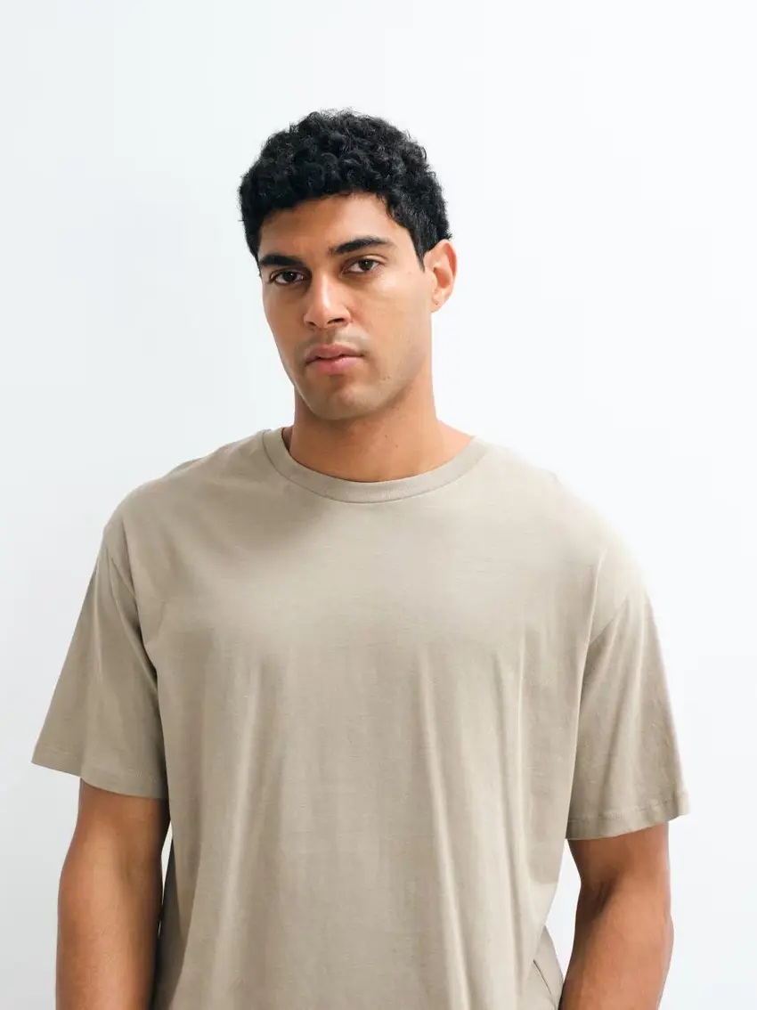 beżowy t-shirt oversize okrągły dekolt print