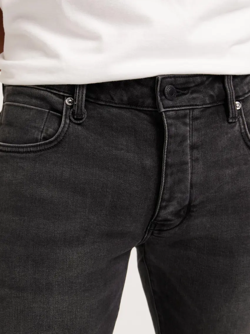 czarne spodnie rurki jeans