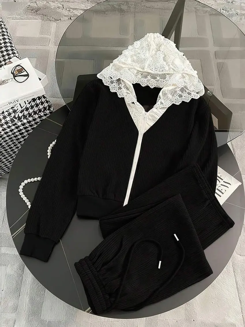 CZARNA BLUZA Z KAPTUREM