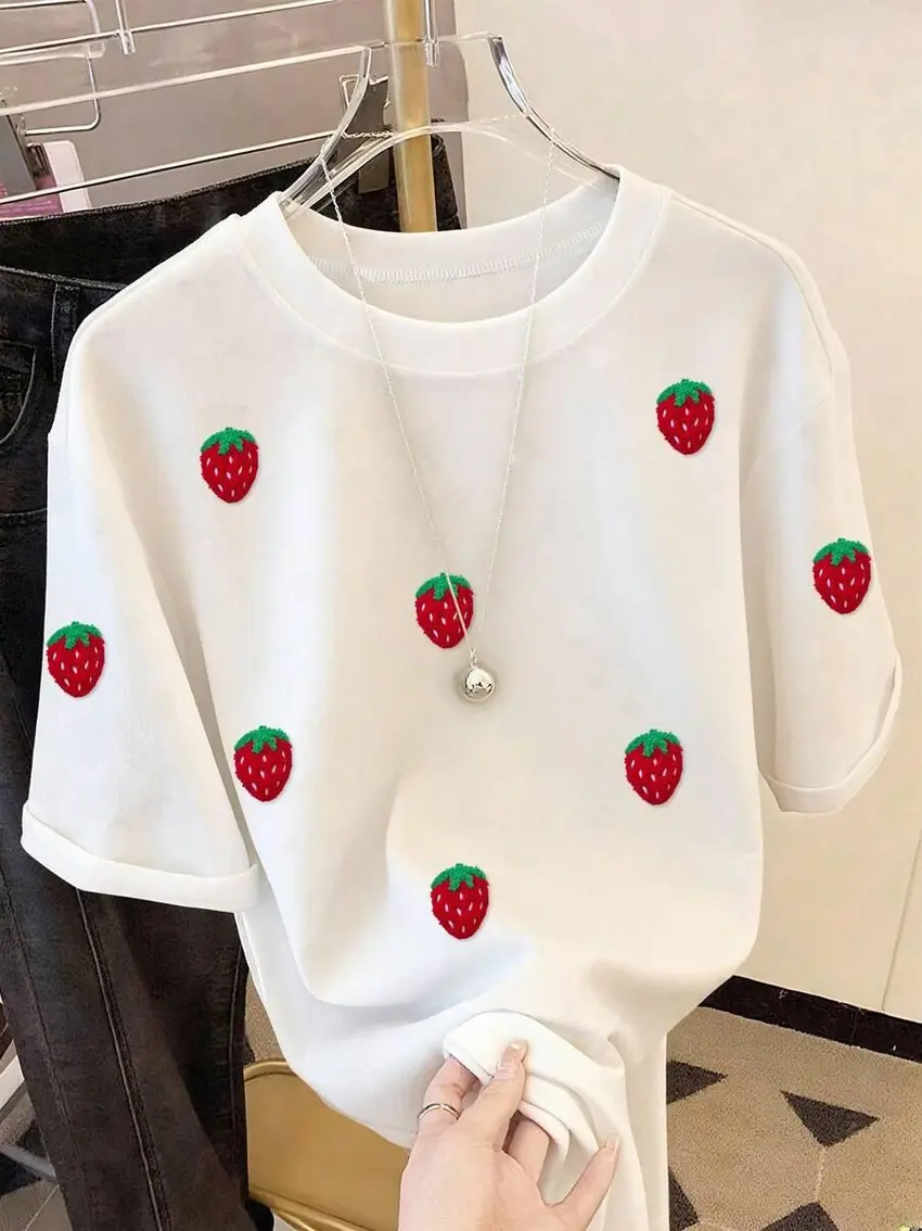 biały t-shirt w truskawki
