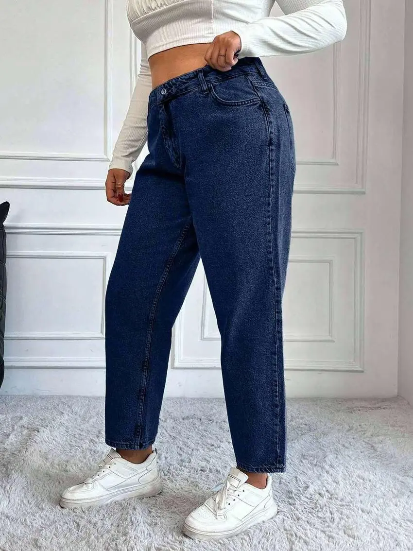 granatowe spodnie jeans
