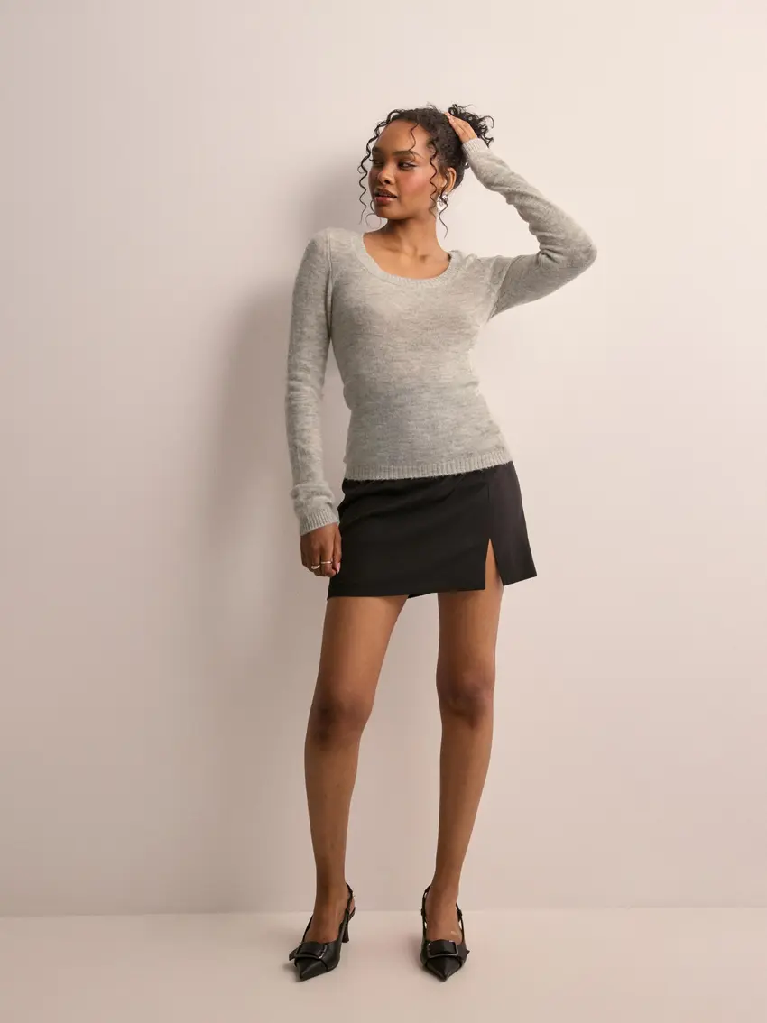 szary dopasowany sweter