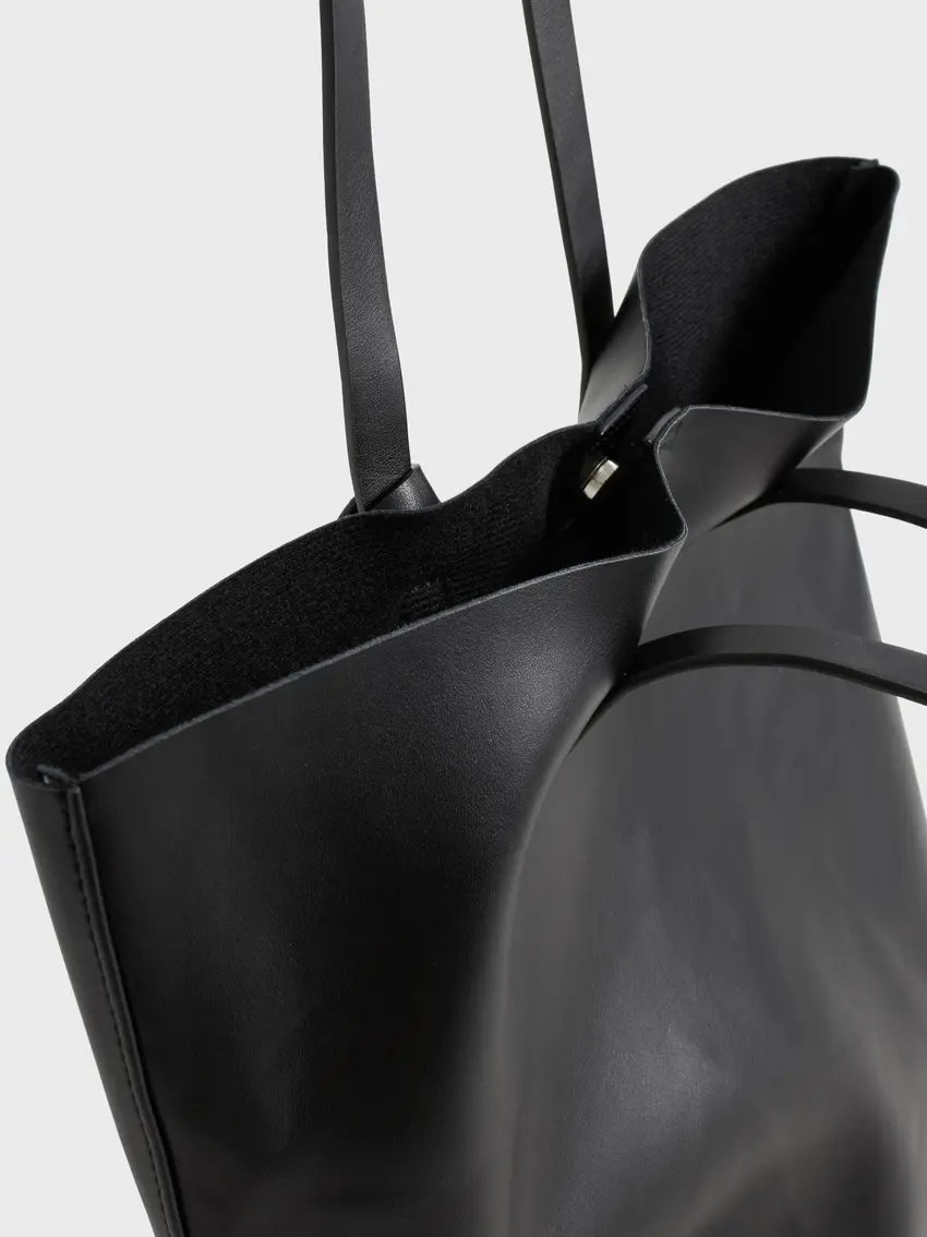 czarna torebka shopper