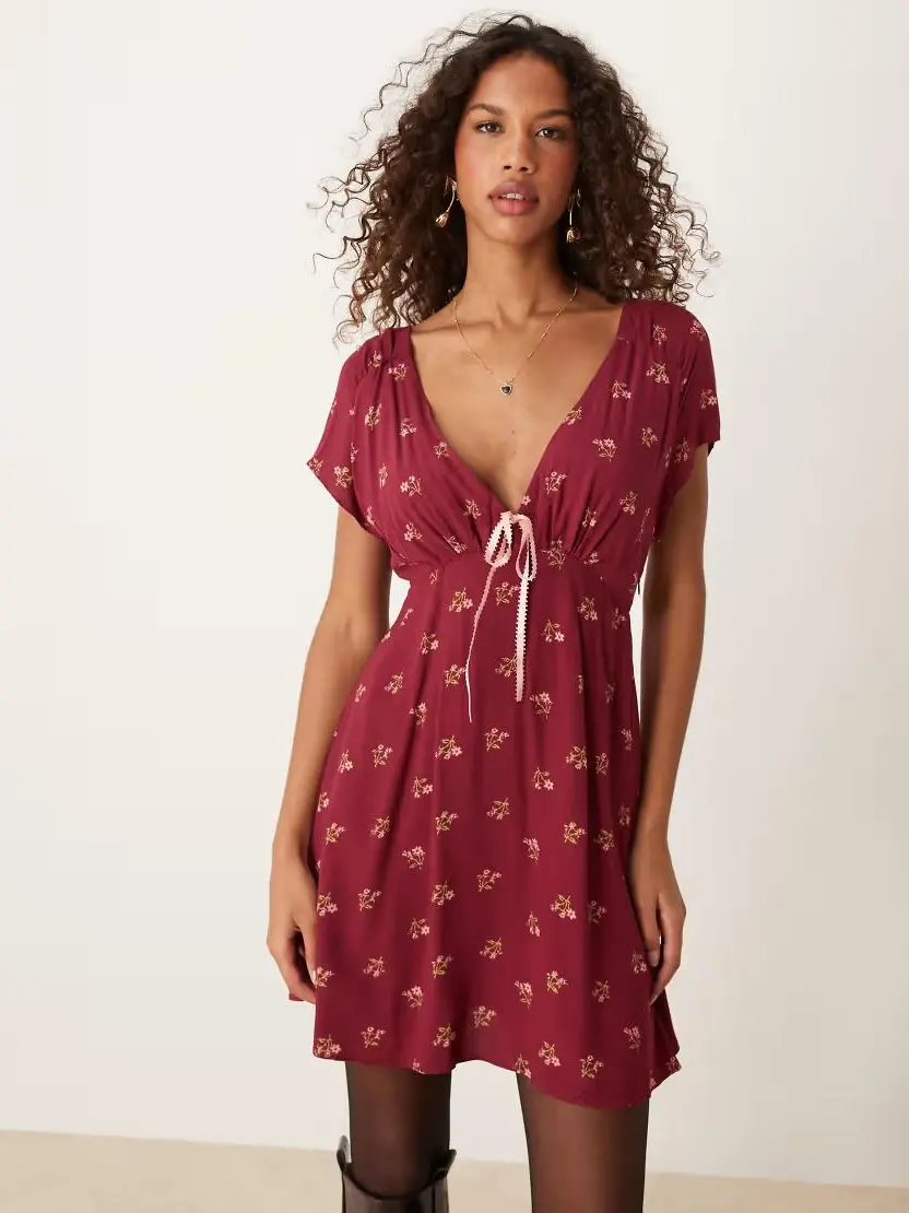 MINI SUKIENKA W KWIATY V-NECK