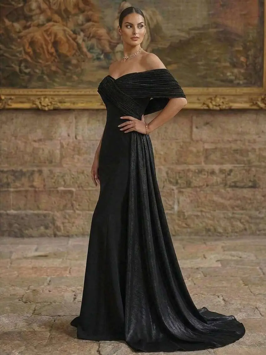 czarna maxi sukienka odkryte ramiona
