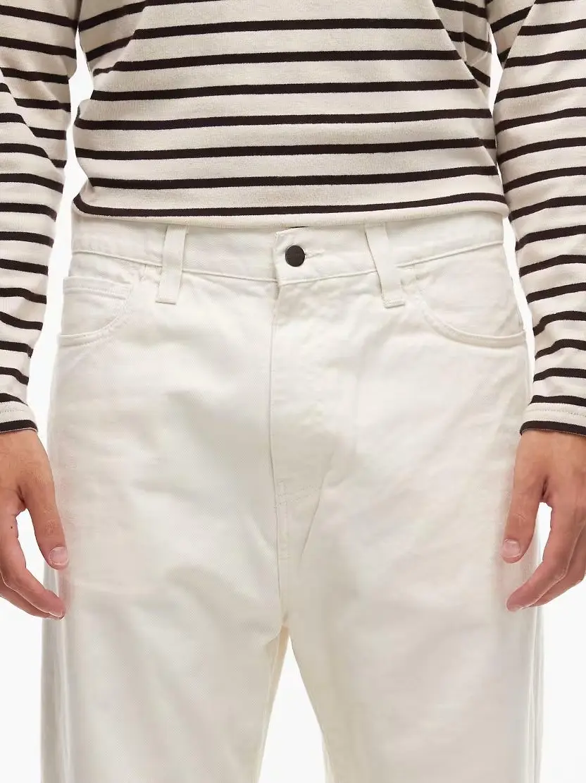 beżowe spodnie jeans