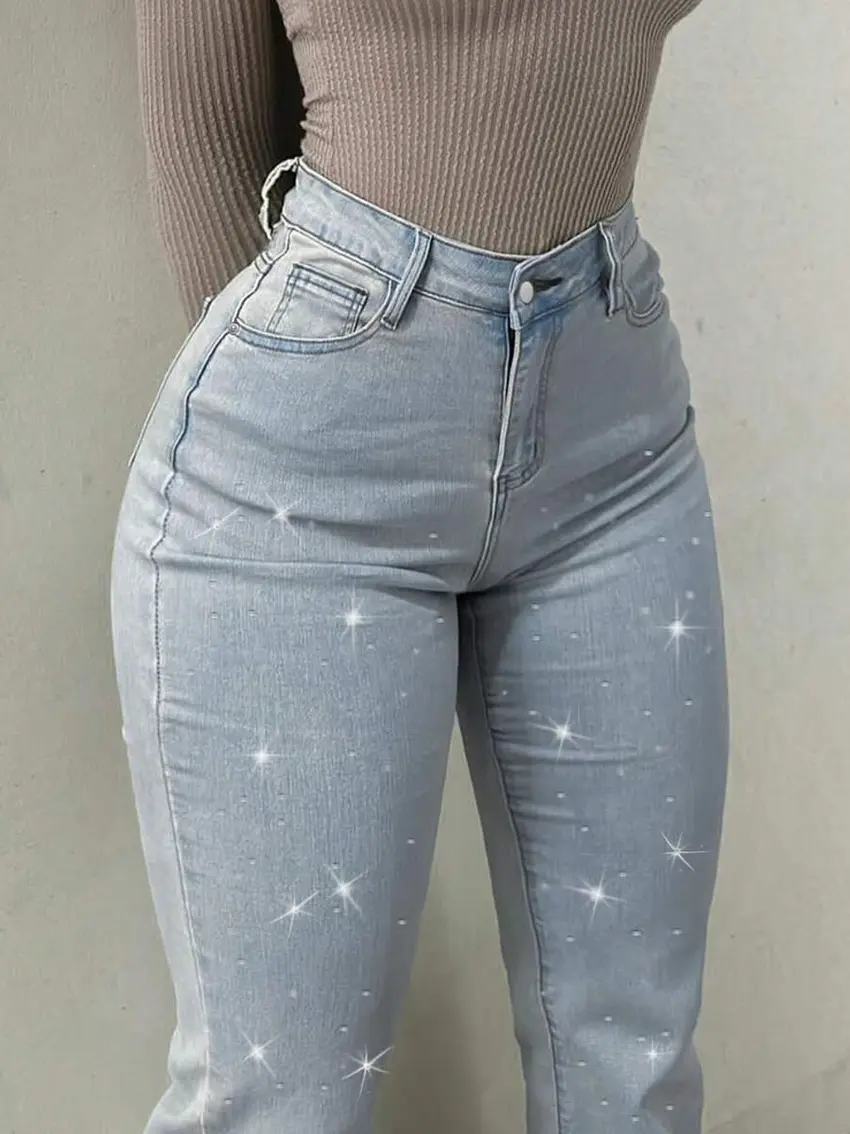 niebieskie spodnie jeans