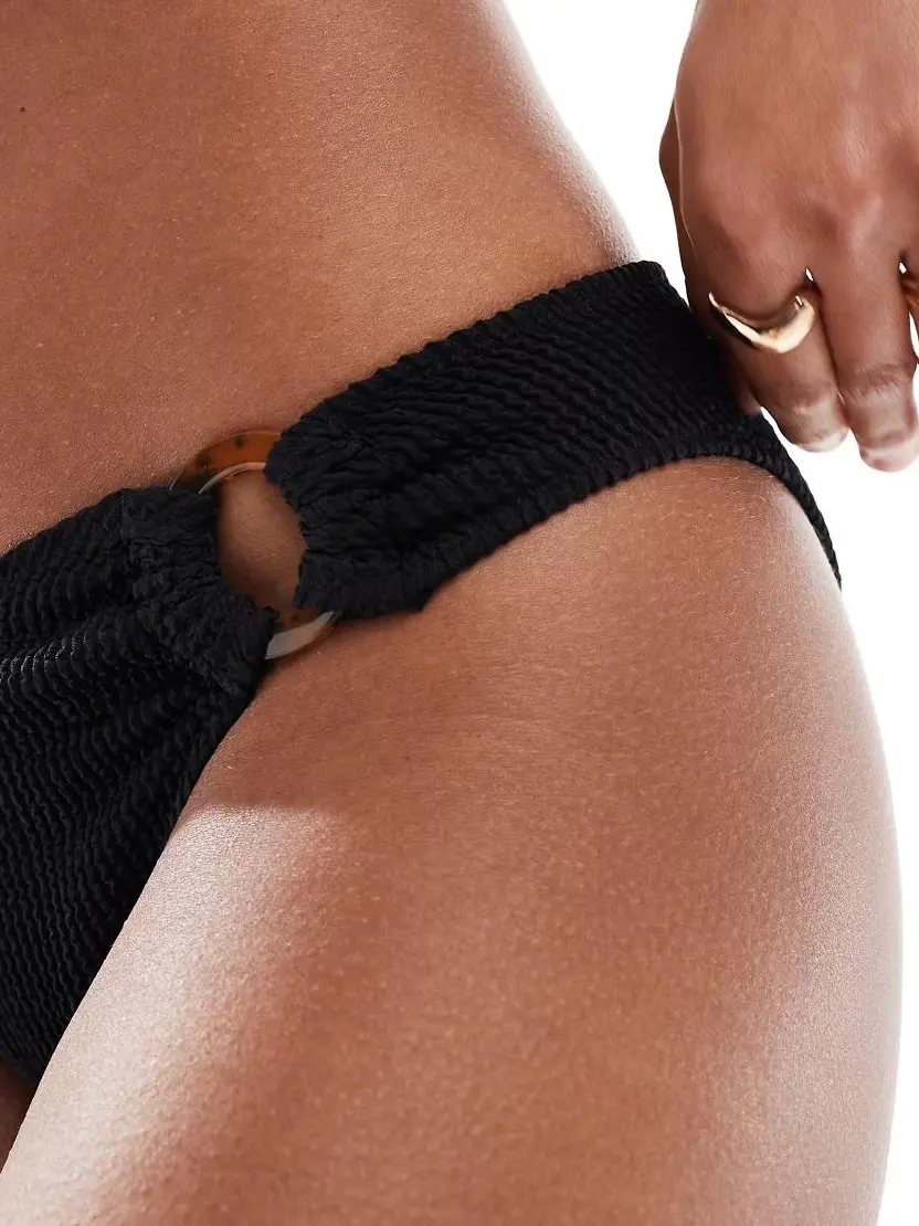 CZARNY DÓŁ OD BIKINI TEKSTURA