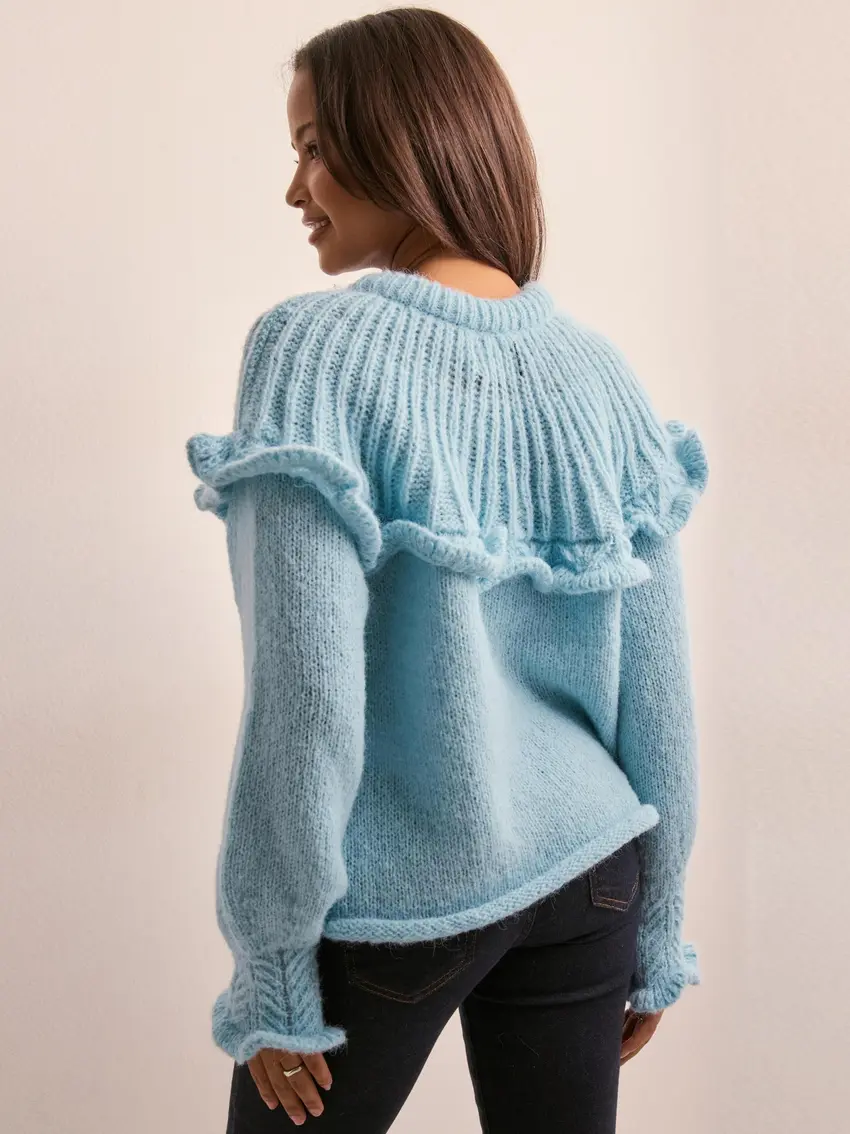 niebieski sweter falbany
