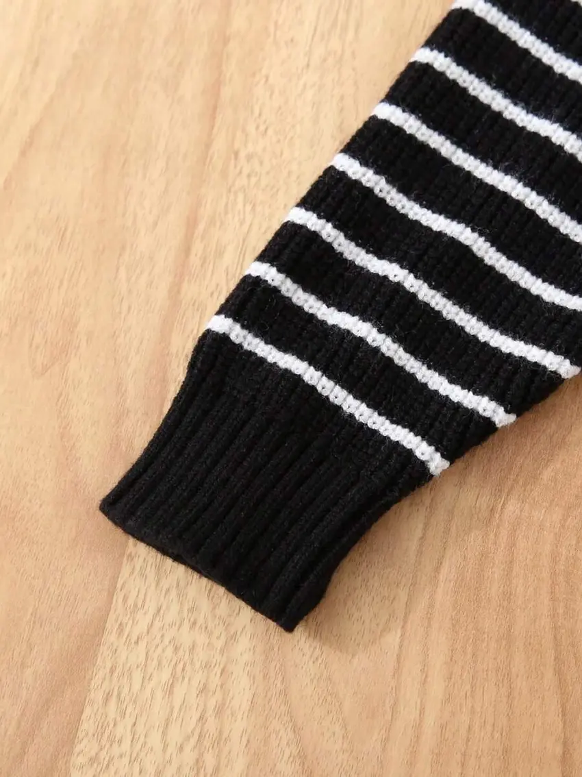 czarny sweter paski