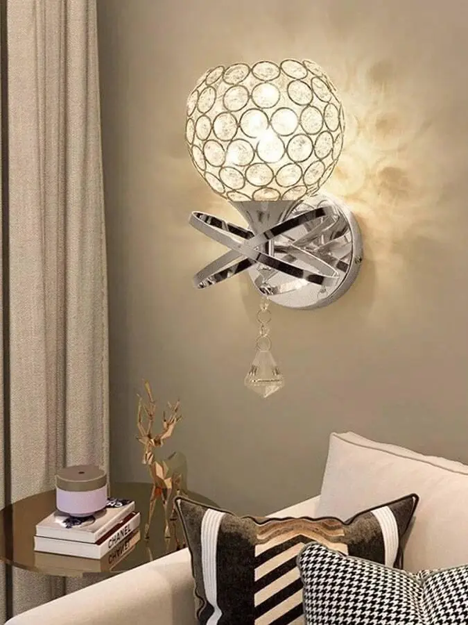 srebrna lampa naścienna