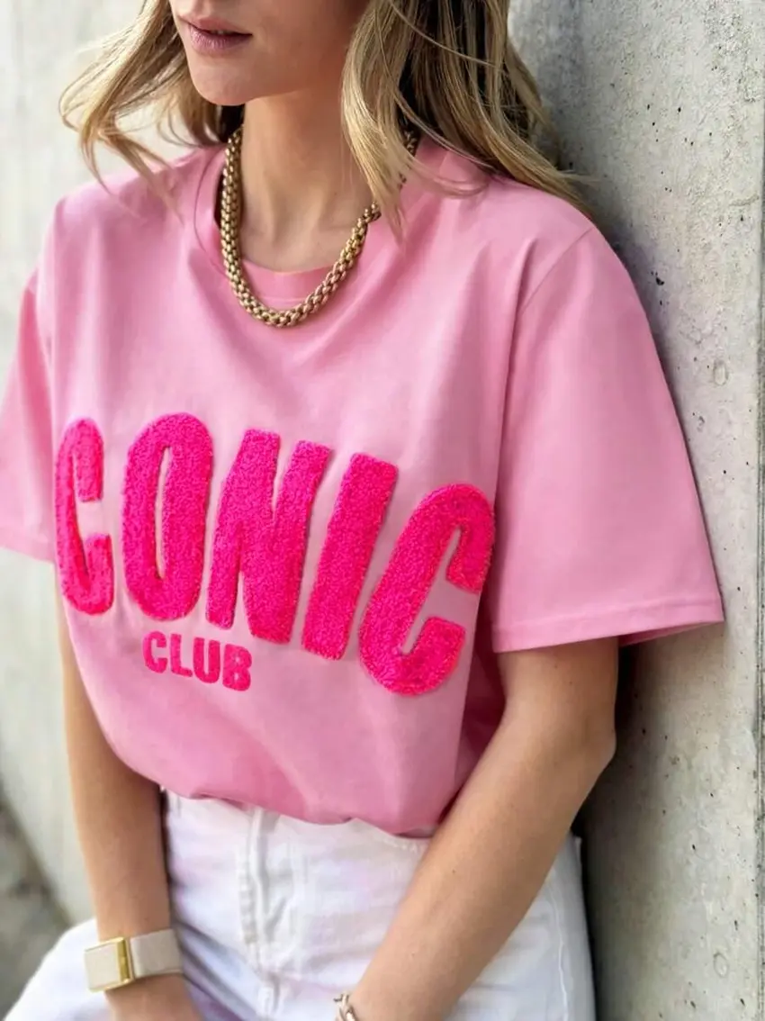 różowy t-shirt napis