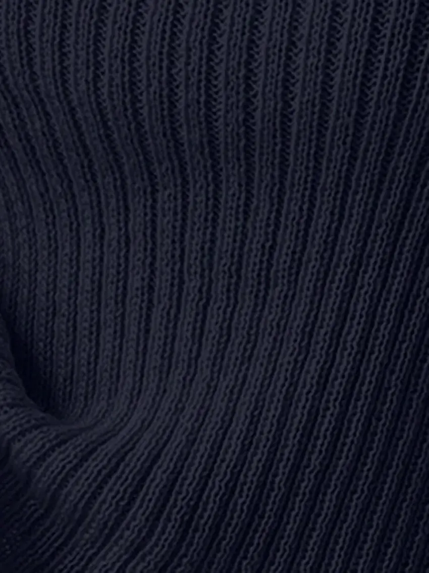 granatowy sweter dzianina