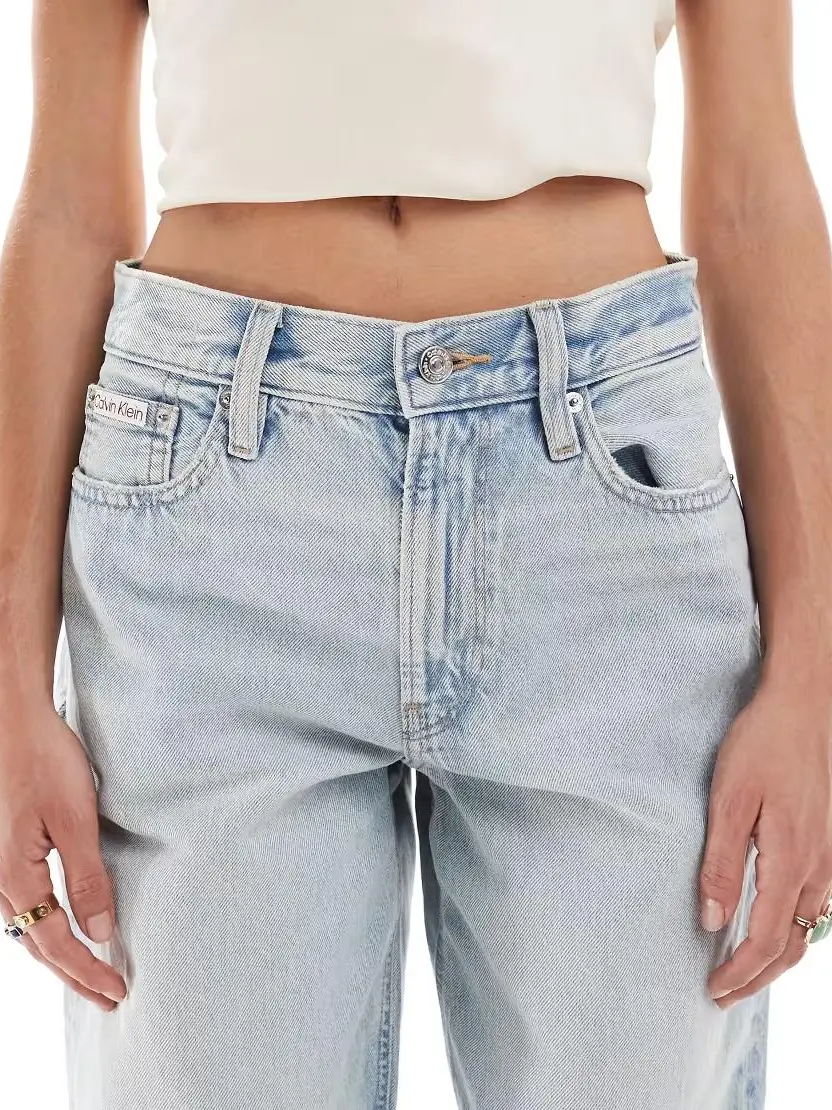 niebieskie spodnie jeans